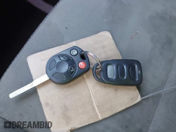 ✅ 2013 Ford C-Max SE • VIN: 1FADP5AU9DL556619 • Lot: 42140929. Wystawiony na IAAI z przebiegiem 254 722 mil. Bezpłatny archiwum sprzedaży aukcyjnych z USA i szczegółowy raport historii pojazdu na DreamBid. Zdjęcie 11.