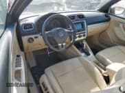 ✅ 2015 Volkswagen Eos Komfort • VIN: WVWBW8AH7FV000311 • Lot: 56960625. Wystawiony na Copart z przebiegiem 63 975 mil. Bezpłatny archiwum sprzedaży aukcyjnych z USA i szczegółowy raport historii pojazdu na DreamBid. Zdjęcie 8.