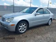 ✅ 2002 Mercedes-Benz C 230/260/280/320 • VIN: WDBRF61J42F280245 • Lot: 42522610. Wystawiony na IAAI z przebiegiem 85 604 mil. Bezpłatny archiwum sprzedaży aukcyjnych z USA i szczegółowy raport historii pojazdu na DreamBid. Zdjęcie 2.