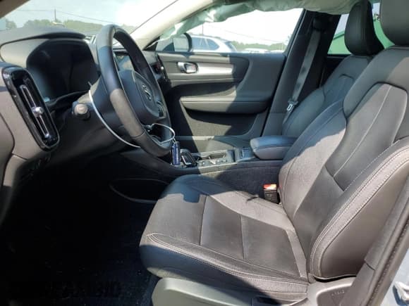 ✅ 2020 Volvo XC40 Momentum • VIN: YV4162UK2L2298518 • Lot: 67125035. Listed on Copart with 29,545 mi. Free auction sales archive from the USA and detailed vehicle history report at DreamBid. Image 7.