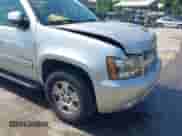 2014 Chevrolet Suburban LT z VIN 1GNSKJE70ER215516, wystawiony jako IAAI lot #42892191 z przebiegiem 201 872 mil mil oraz . Historia ofert i sprzedaży dostępna na DreamBid. Obrazek 18.