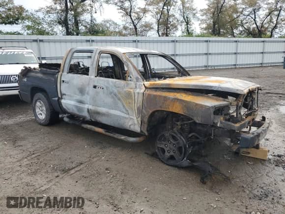 2006 Dodge Dakota SLT z VIN 1D7HW48N36S539885, wystawiony jako Copart lot #73121014 z przebiegiem Nie podano mil oraz Szkoda całkowita • Salvage title. Historia ofert i sprzedaży dostępna na DreamBid. Obrazek 4.