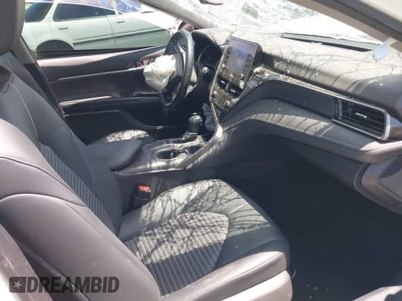 2022 Toyota Camry SE z VIN 4T1T11AK9NU047717, wystawiony jako IAAI lot #42316618 z przebiegiem 86 410 mil mil oraz . Historia ofert i sprzedaży dostępna na DreamBid. Obrazek 5.