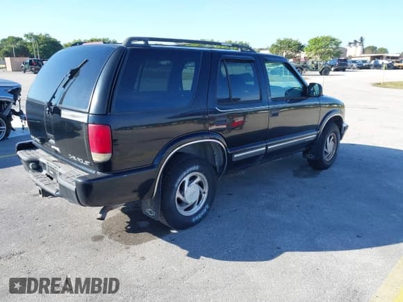 ✅ 2000 Chevrolet Blazer LT • VIN: 1GNDT13W5Y2244197 • Lot: 41440176. Wystawiony na IAAI z przebiegiem 133 797 mil. Bezpłatny archiwum sprzedaży aukcyjnych z USA i szczegółowy raport historii pojazdu na DreamBid. Zdjęcie 4.