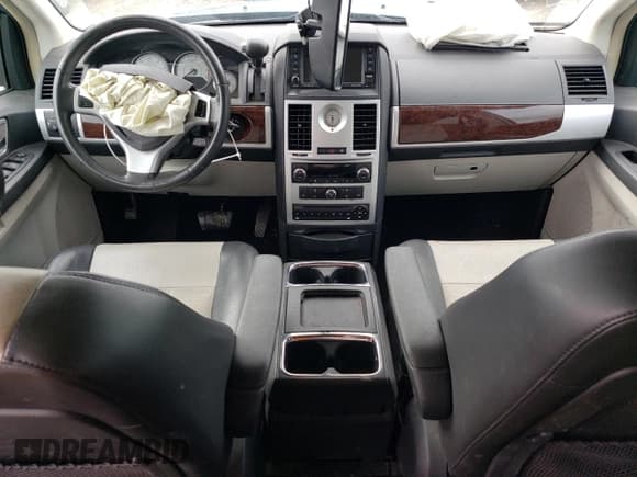 ✅ 2010 Chrysler Town & Country Touring Plus • VIN: 2A4RR8DX0AR494185 • Lot: 68684335. Wystawiony na Copart z przebiegiem 131 904 mil. Bezpłatny archiwum sprzedaży aukcyjnych z USA i szczegółowy raport historii pojazdu na DreamBid. Zdjęcie 8.