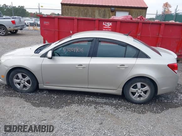 2013 Chevrolet Cruze 1LT z VIN 1G1PC5SBXD7323835, wystawiony jako IAAI lot #43201906 z przebiegiem 102 577 mil mil oraz . Historia ofert i sprzedaży dostępna na DreamBid. Obrazek 15.