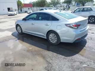 2017 Hyundai Sonata SE with VIN KMHE24L13HA056124, listed as a IAAI auction lot 43379266 with 194,992 mi miles and . Bid and sale history available at DreamBid. Image 3.