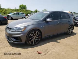 ✅ 2019 Volkswagen Golf R • VIN: WVWWA7AUXKW223664 • Lot: 59094145. Wystawiony na Copart z przebiegiem 110 659 mil. Bezpłatny archiwum sprzedaży aukcyjnych z USA i szczegółowy raport historii pojazdu na DreamBid. Zdjęcie 1.