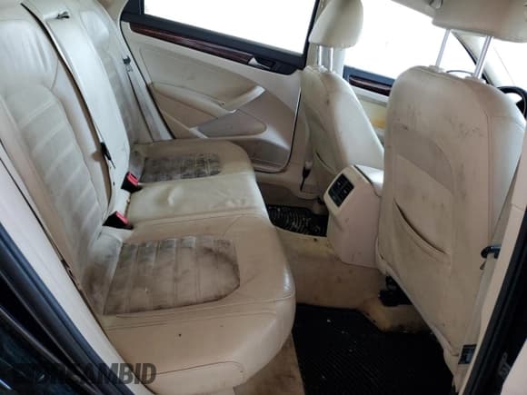 ✅ 2013 Volkswagen Passat SEL Premium • VIN: 1VWCN7A30DC136176 • Лот: 70900325. Опубликован ранее на Copart с пробегом 150 168 миль. Бесплатный доступ к архиву аукционных продаж из США и подробный отчёт об истории автомобиля на DreamBid. Изображение 10.