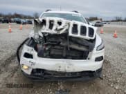 ✅ 2016 Jeep Cherokee Altitude • VIN: 1C4PJLCB8GW217409 • Lot: 92240745. Wystawiony na Copart z przebiegiem 180 798 mil. Bezpłatny archiwum sprzedaży aukcyjnych z USA i szczegółowy raport historii pojazdu na DreamBid. Zdjęcie 5.
