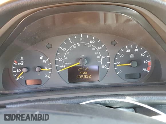 ✅ 2000 Mercedes-Benz CLK 320/430 • VIN: WDBLK65G2YT052982 • Lot: 81519625. Wystawiony na Copart z przebiegiem 295 932 mil. Bezpłatny archiwum sprzedaży aukcyjnych z USA i szczegółowy raport historii pojazdu na DreamBid. Zdjęcie 9.