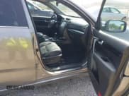 ✅ 2015 Kia Sorento SX • VIN: 5XYKWDA72FG596032 • Lot: 43094993. Wystawiony na IAAI z przebiegiem 153 305 mil. Bezpłatny archiwum sprzedaży aukcyjnych z USA i szczegółowy raport historii pojazdu na DreamBid. Zdjęcie 5.