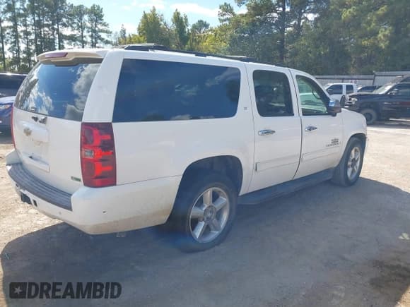 ✅ 2009 Chevrolet Suburban 2LT • VIN: 1GNFC26009R288185 • Lot: 43570123. Wystawiony na IAAI z przebiegiem 270 538 mil. Bezpłatny archiwum sprzedaży aukcyjnych z USA i szczegółowy raport historii pojazdu na DreamBid. Zdjęcie 4.