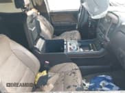 ✅ 2018 GMC Sierra 2500HD Denali • VIN: 1GT12UEY9JF118115 • Лот: 41193403. Опубликован ранее на IAAI с пробегом Не указан. Бесплатный доступ к архиву аукционных продаж из США и подробный отчёт об истории автомобиля на DreamBid. Изображение 5.