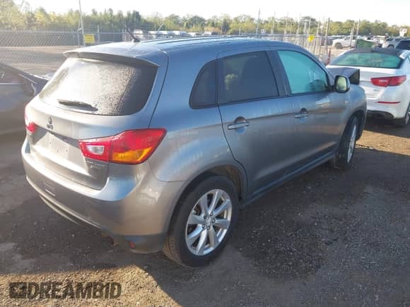 2013 Mitsubishi Outlander ES z VIN 4A4AR3AU3DE017955, wystawiony jako IAAI lot #43422506 z przebiegiem 153 214 mil mil oraz . Historia ofert i sprzedaży dostępna na DreamBid. Obrazek 4.