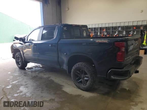 ✅ 2022 Chevrolet Silverado 1500 LT Trail Boss • VIN: 3GCUDFED3NG613754 • Lot: 63392535. Wystawiony na Copart z przebiegiem 28 408 mil. Bezpłatny archiwum sprzedaży aukcyjnych z USA i szczegółowy raport historii pojazdu na DreamBid. Zdjęcie 2.