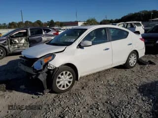 ✅ 2016 Nissan Versa SV • VIN: 3N1CN7AP9GL864581 • Lot: 90870015. Wystawiony na Copart z przebiegiem 149 723 mil. Bezpłatny archiwum sprzedaży aukcyjnych z USA i szczegółowy raport historii pojazdu na DreamBid. Zdjęcie 1.