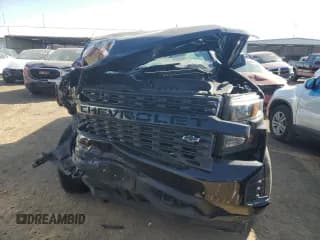 ✅ 2021 Chevrolet Silverado 1500 Custom • VIN: 1GCPYBEK5MZ211077 • Lot: 76271584. Wystawiony na Copart z przebiegiem 84 198 mil. Bezpłatny archiwum sprzedaży aukcyjnych z USA i szczegółowy raport historii pojazdu na DreamBid. Zdjęcie 5.