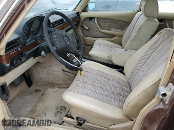 ✅ 1978 Mercedes-Benz 280 • VIN: 11602412111839 • Лот: 51789375. Опубликован ранее на Copart с пробегом 139 478 миль. Бесплатный доступ к архиву аукционных продаж из США и подробный отчёт об истории автомобиля на DreamBid. Изображение 7.