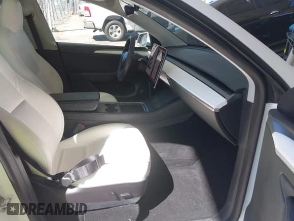 ✅ 2023 Tesla Model Y Long Range • VIN: 7SAYGDEE6PF713090 • Lot: 43176052. Wystawiony na IAAI z przebiegiem 35 053 mil. Bezpłatny archiwum sprzedaży aukcyjnych z USA i szczegółowy raport historii pojazdu na DreamBid. Zdjęcie 5.