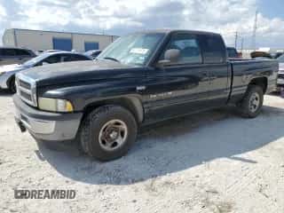 2001 Dodge 1500 z VIN 3B7HC13Z51G771318, wystawiony jako Copart lot #69785474 z przebiegiem 180 492 mil mil oraz Czysty tytuł • Clean title. Historia ofert i sprzedaży dostępna na DreamBid. Obrazek 1.