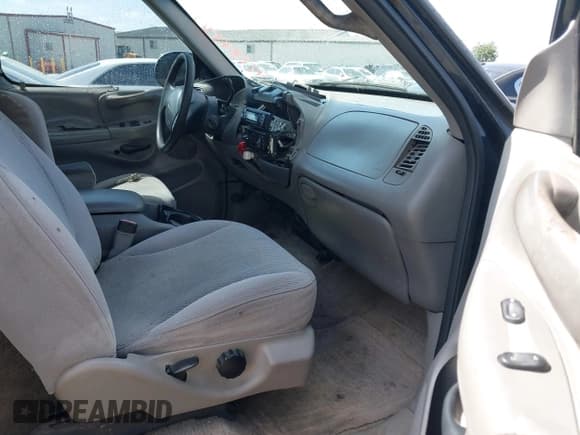 ✅ 1997 Ford F-150 XL • VIN: 1FTEX17L8VNB96786 • Lot: 42284370. Wystawiony na IAAI z przebiegiem 163 227 mil. Bezpłatny archiwum sprzedaży aukcyjnych z USA i szczegółowy raport historii pojazdu na DreamBid. Zdjęcie 5.