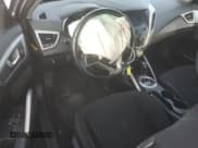 ✅ 2017 Hyundai Veloster • VIN: KMHTC6AD7HU306461 • Lot: 87666845. Wystawiony na Copart z przebiegiem 97 406 mil. Bezpłatny archiwum sprzedaży aukcyjnych z USA i szczegółowy raport historii pojazdu na DreamBid. Zdjęcie 8.