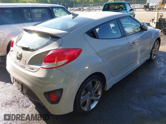 ✅ 2014 Hyundai Veloster Turbo • VIN: KMHTC6AE8EU204087 • Lot: 42105907. Wystawiony na IAAI z przebiegiem 21 685 mil. Bezpłatny archiwum sprzedaży aukcyjnych z USA i szczegółowy raport historii pojazdu na DreamBid. Zdjęcie 4.