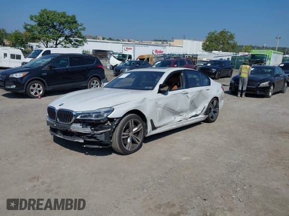 ✅ 2018 BMW 7 Series 750i xDrive • VIN: WBA7B0C52JG527303 • Lot: 43267694. Listed on IAAI with 76,111 mi. Free auction sales archive from the USA and detailed vehicle history report at DreamBid. Image 18.