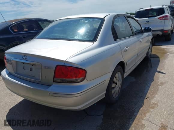 2004 Hyundai Sonata with VIN KMHWF25H04A033563, listed as a IAAI auction lot 42459177 with 203,462 mi miles and . Bid and sale history available at DreamBid. Image 4.