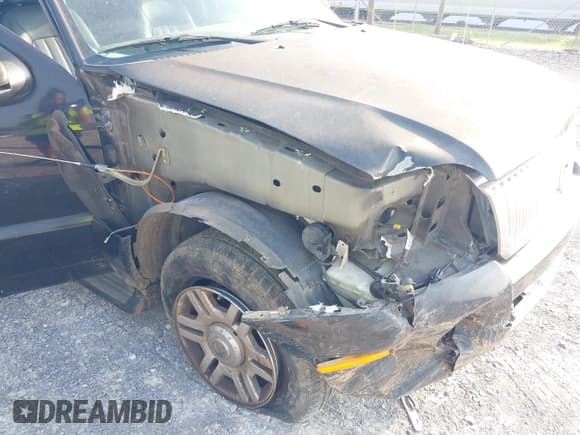 ✅ 2008 Mercury Mariner • VIN: 4M2CU81168KJ27093 • Lot: 43036529. Wystawiony na IAAI z przebiegiem 247 801 mil. Bezpłatny archiwum sprzedaży aukcyjnych z USA i szczegółowy raport historii pojazdu na DreamBid. Zdjęcie 6.