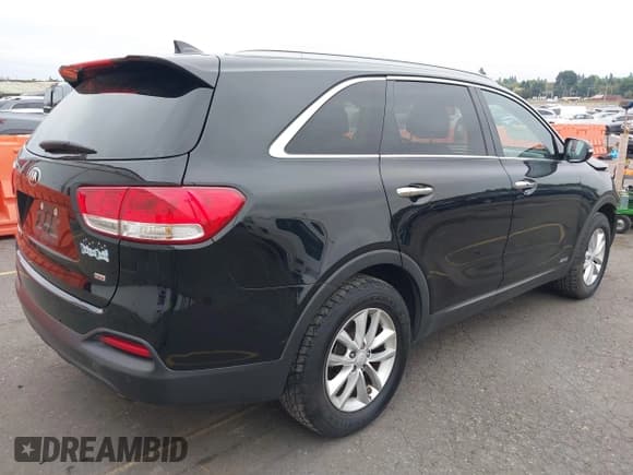 ✅ 2017 Kia Sorento LX • VIN: 5XYPGDA3XHG302704 • Lot: 43189402. Listed on IAAI with 92,177 mi. Free auction sales archive from the USA and detailed vehicle history report at DreamBid. Image 4.