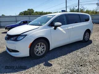 ✅ 2023 Chrysler Voyager LX • VIN: 2C4RC1CG2PR596015 • Lot: 70229155. Wystawiony na Copart z przebiegiem 54 570 mil. Bezpłatny archiwum sprzedaży aukcyjnych z USA i szczegółowy raport historii pojazdu na DreamBid. Zdjęcie 1.