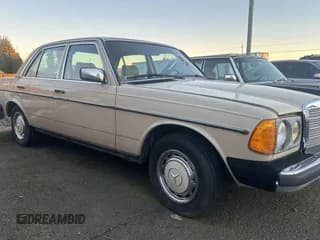 ✅ 1983 Mercedes-Benz 240 • VIN: WDBAB23A3DB410332 • Lot: 43086685. Wystawiony na Copart z przebiegiem 276 894 mil. Bezpłatny archiwum sprzedaży aukcyjnych z USA i szczegółowy raport historii pojazdu na DreamBid. Zdjęcie 1.