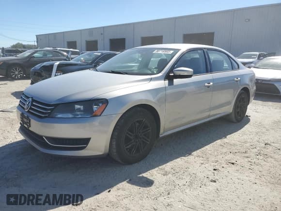 ✅ 2014 Volkswagen Passat S • VIN: 1VWAT7A36EC105576 • Lot: 90718565. Wystawiony na Copart z przebiegiem 150 077 mil. Bezpłatny archiwum sprzedaży aukcyjnych z USA i szczegółowy raport historii pojazdu na DreamBid. Zdjęcie 1.
