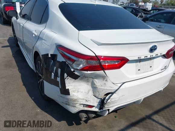 2020 Toyota Camry Hybrid SE z VIN 4T1G31AK0LU541702, wystawiony jako IAAI lot #42918554 z przebiegiem 118 679 mil mil oraz . Historia ofert i sprzedaży dostępna na DreamBid. Obrazek 6.