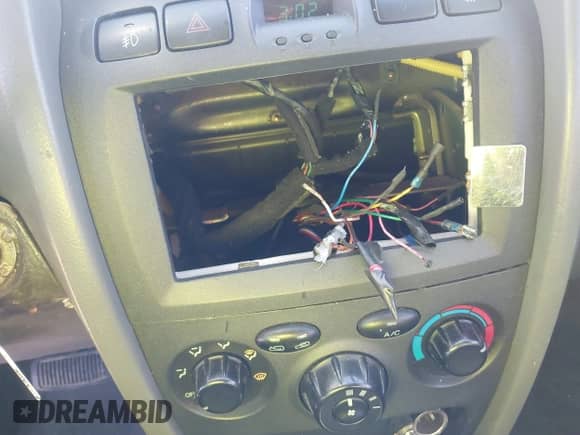 2003 Hyundai Santa Fe GLS z VIN KM8SC13D33U353605, wystawiony jako IAAI lot #41446295 z przebiegiem 175 875 mil mil oraz . Historia ofert i sprzedaży dostępna na DreamBid. Obrazek 12.