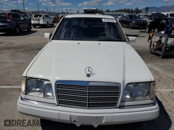 ✅ 1994 Mercedes-Benz E 320 • VIN: WDBEA32E5RC048522 • Lot: 47426734. Wystawiony na Copart z przebiegiem 84 760 mil. Bezpłatny archiwum sprzedaży aukcyjnych z USA i szczegółowy raport historii pojazdu na DreamBid. Zdjęcie 5.