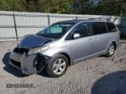 ✅ 2013 Toyota Sienna LE • VIN: 5TDKK3DC6DS360272 • Лот: 85086495. Опубликован ранее на Copart с пробегом 150 190 миль. Бесплатный доступ к архиву аукционных продаж из США и подробный отчёт об истории автомобиля на DreamBid. Изображение 1.