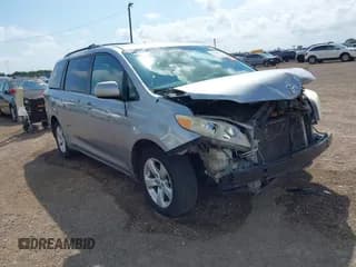 ✅ 2011 Toyota Sienna LE • VIN: 5TDKK3DC8BS094055 • Lot: 43402847. Wystawiony na IAAI z przebiegiem 251 799 mil. Bezpłatny archiwum sprzedaży aukcyjnych z USA i szczegółowy raport historii pojazdu na DreamBid. Zdjęcie 1.