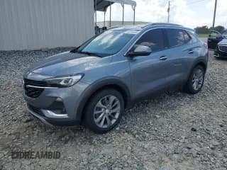 ✅ 2022 Buick Encore GX Essence • VIN: KL4MMFSL4NB078352 • Lot: 66766545. Wystawiony na Copart z przebiegiem 68 107 mil. Bezpłatny archiwum sprzedaży aukcyjnych z USA i szczegółowy raport historii pojazdu na DreamBid. Zdjęcie 1.