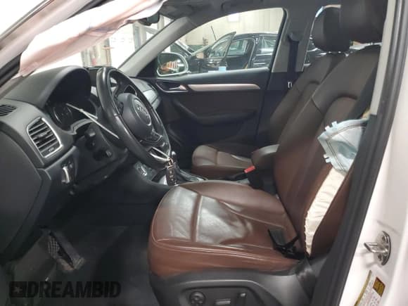 ✅ 2015 Audi Q3 Prestige • VIN: WA1GFCFS1FR004211 • Lot: 90431635. Wystawiony na Copart z przebiegiem Nie podano. Bezpłatny archiwum sprzedaży aukcyjnych z USA i szczegółowy raport historii pojazdu na DreamBid. Zdjęcie 7.