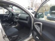 ✅ 2008 Toyota RAV4 Sport • VIN: JTMBK32VX86029723 • Lot: 43769606. Wystawiony na IAAI z przebiegiem 178 462 mil. Bezpłatny archiwum sprzedaży aukcyjnych z USA i szczegółowy raport historii pojazdu na DreamBid. Zdjęcie 5.