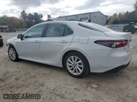 2023 Toyota Camry LE z VIN 4T1C11AK2PU103824, wystawiony jako Copart lot #89689145 z przebiegiem 43 011 mil mil oraz Szkoda całkowita • Salvage title. Historia ofert i sprzedaży dostępna na DreamBid. Obrazek 2.