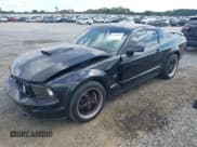 ✅ 2007 Ford Mustang GT Deluxe • VIN: 1ZVHT82H675250977 • Лот: 43314696. Опубликован ранее на IAAI с пробегом 152 490 миль. Бесплатный доступ к архиву аукционных продаж из США и подробный отчёт об истории автомобиля на DreamBid. Изображение 2.