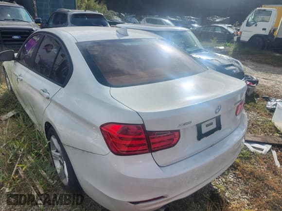 ✅ 2015 BMW 3 Series 320i xDrive • VIN: WBA3C3C5XFP664476 • Lot: 43423718. Listed on IAAI with Not provided. Free auction sales archive from the USA and detailed vehicle history report at DreamBid. Image 3.