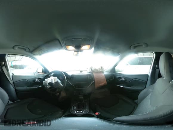 ✅ 2020 Jeep Cherokee Latitude • VIN: 1C4PJLCB5LD556103 • Lot: 43430997. Wystawiony na IAAI z przebiegiem 165 894 mil. Bezpłatny archiwum sprzedaży aukcyjnych z USA i szczegółowy raport historii pojazdu na DreamBid. Zdjęcie 18.