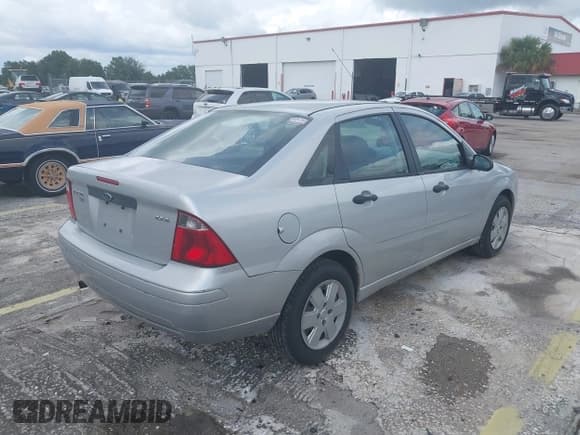 ✅ 2006 Ford Focus S • VIN: 1FAFP34NX6W131980 • Lot: 42408699. Wystawiony na IAAI z przebiegiem 139 258 mil. Bezpłatny archiwum sprzedaży aukcyjnych z USA i szczegółowy raport historii pojazdu na DreamBid. Zdjęcie 4.