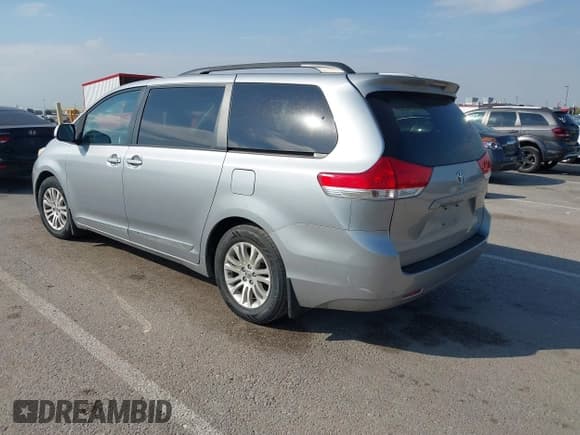 ✅ 2013 Toyota Sienna XLE • VIN: 5TDYK3DC3DS387598 • Lot: 43458952. Wystawiony na IAAI z przebiegiem 324 889 mil. Bezpłatny archiwum sprzedaży aukcyjnych z USA i szczegółowy raport historii pojazdu na DreamBid. Zdjęcie 3.