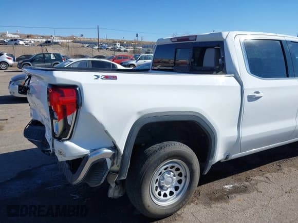 ✅ 2020 GMC Sierra 1500 SLE • VIN: 3GTU9BED0LG210421 • Лот: 41471994. Опубликован ранее на IAAI с пробегом 121 581 миль. Бесплатный доступ к архиву аукционных продаж из США и подробный отчёт об истории автомобиля на DreamBid. Изображение 17.
